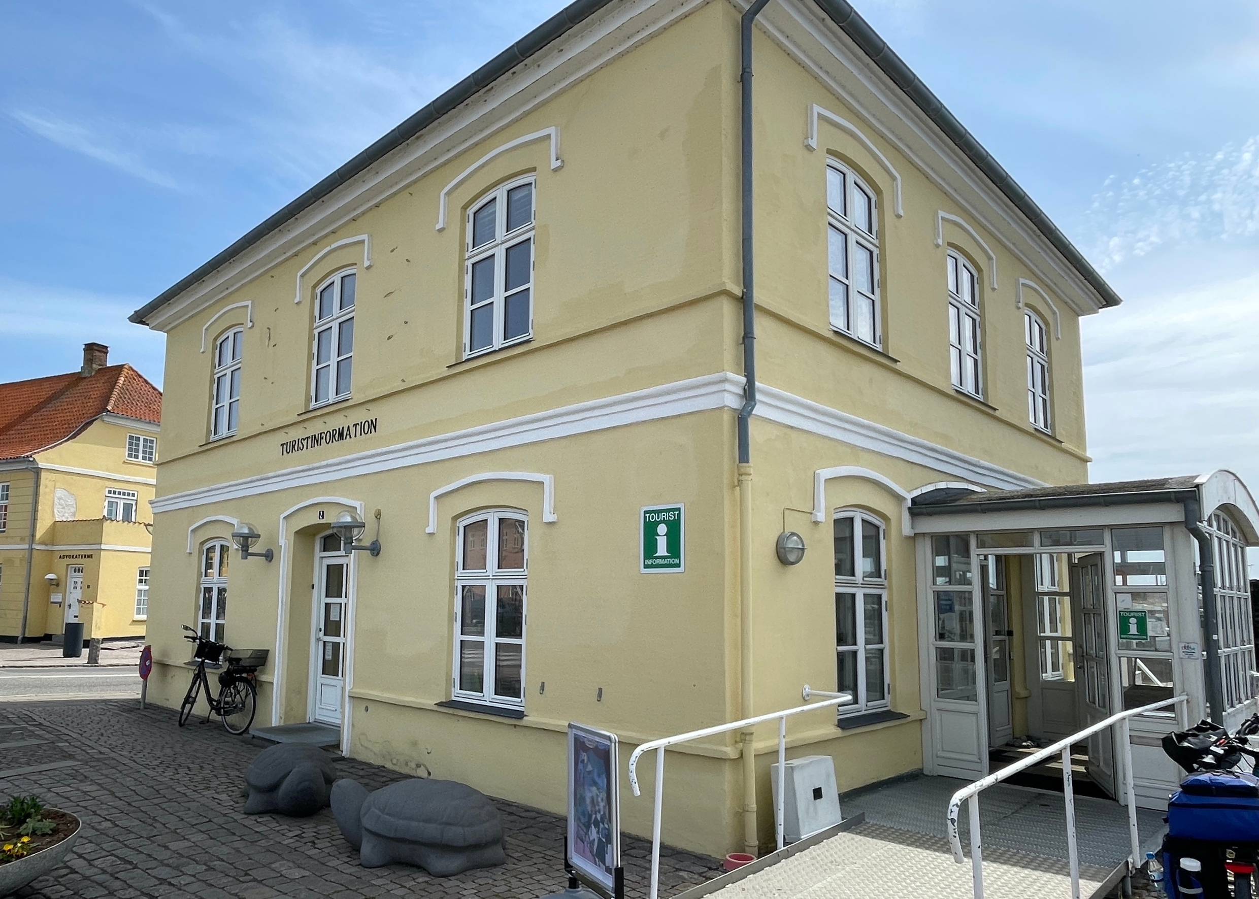 Gelbes freistehendes Haus mit einem barrierefreien Eingang
