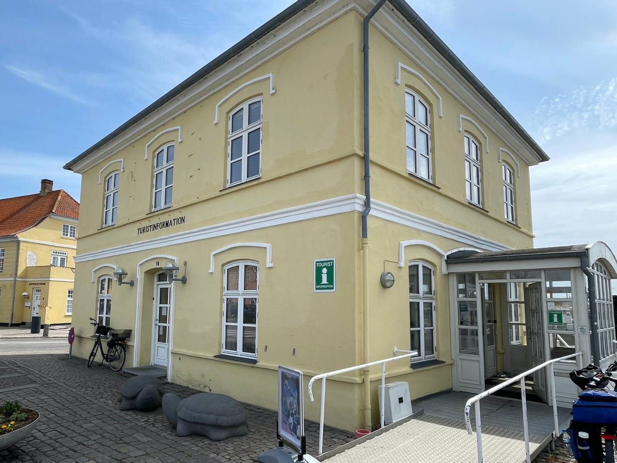 Gelbes freistehendes Haus mit einem barrierefreien Eingang