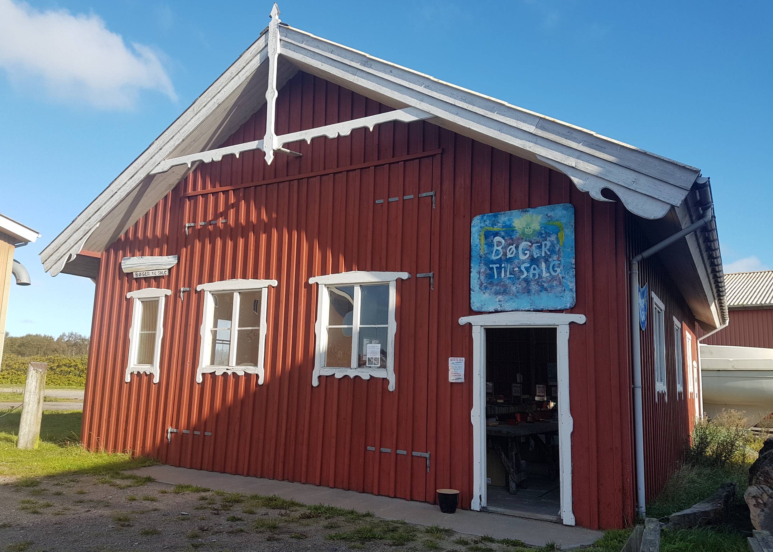 Holzhaus mit einem Bücherflohmarkt