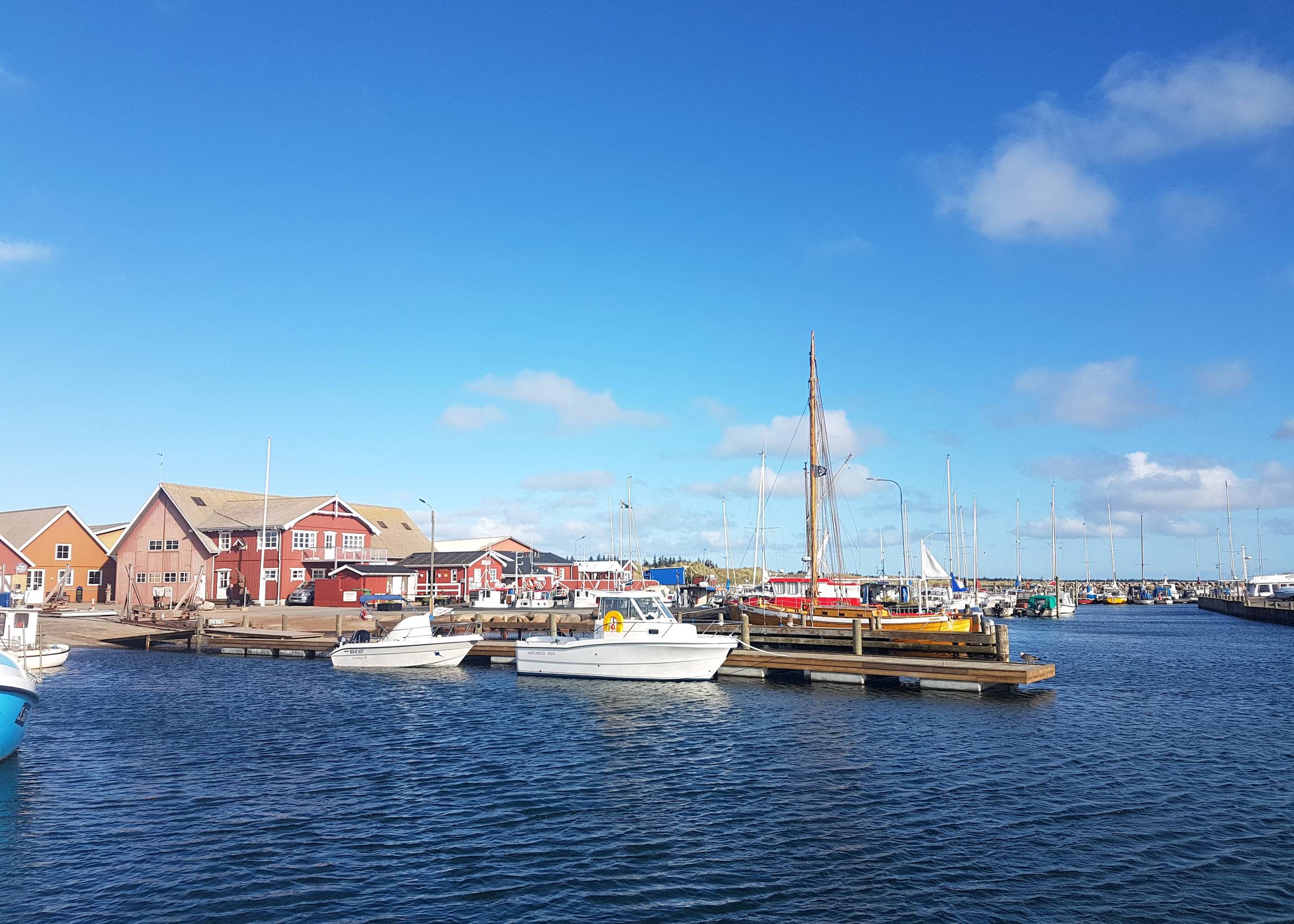 Kleine Segelboote im Hafenbecken