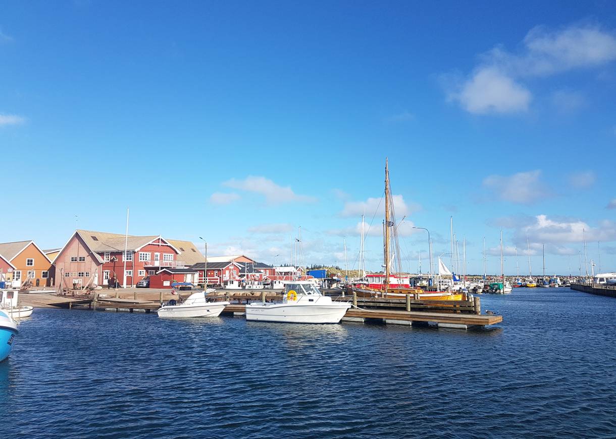 Kleine Segelboote im Hafenbecken