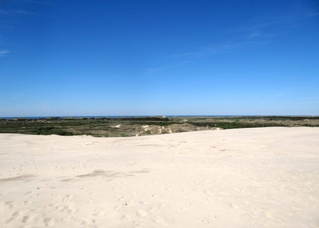 Blick über die unbebaute Landschaft von der Sanddüne Råbjer Mile