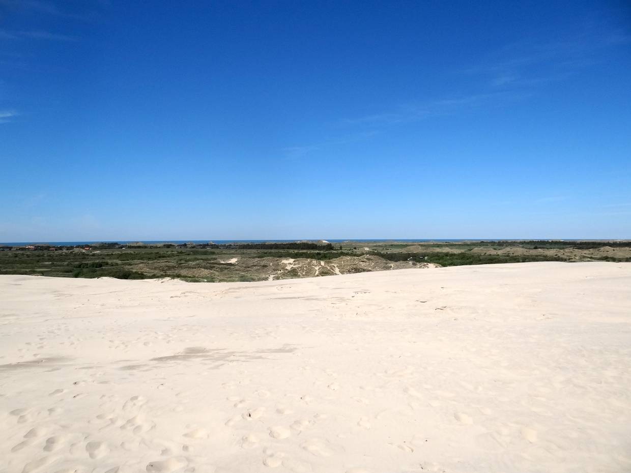 Blick über die unbebaute Landschaft von der Sanddüne Råbjer Mile