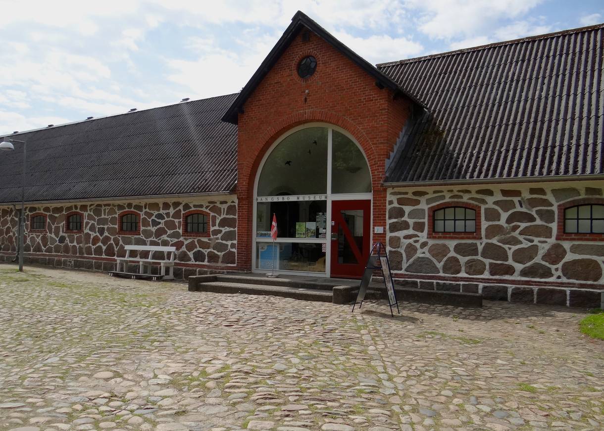 Das lange Hofgebäude des Bangsbo Museums in Frederikshavn