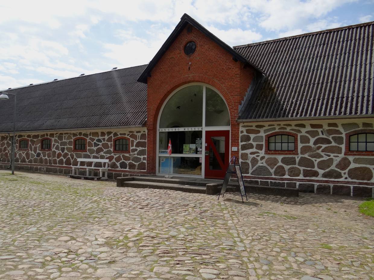Das lange Hofgebäude des Bangsbo Museums in Frederikshavn