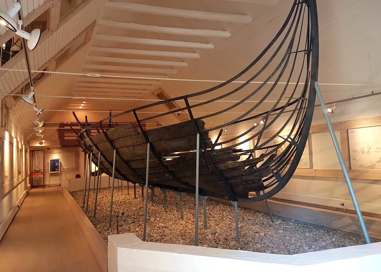Rekonstruiertes Wikingerschiff in einem Museum