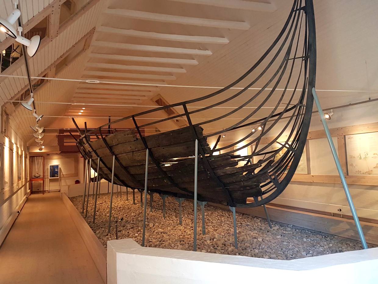 Rekonstruiertes Wikingerschiff in einem Museum
