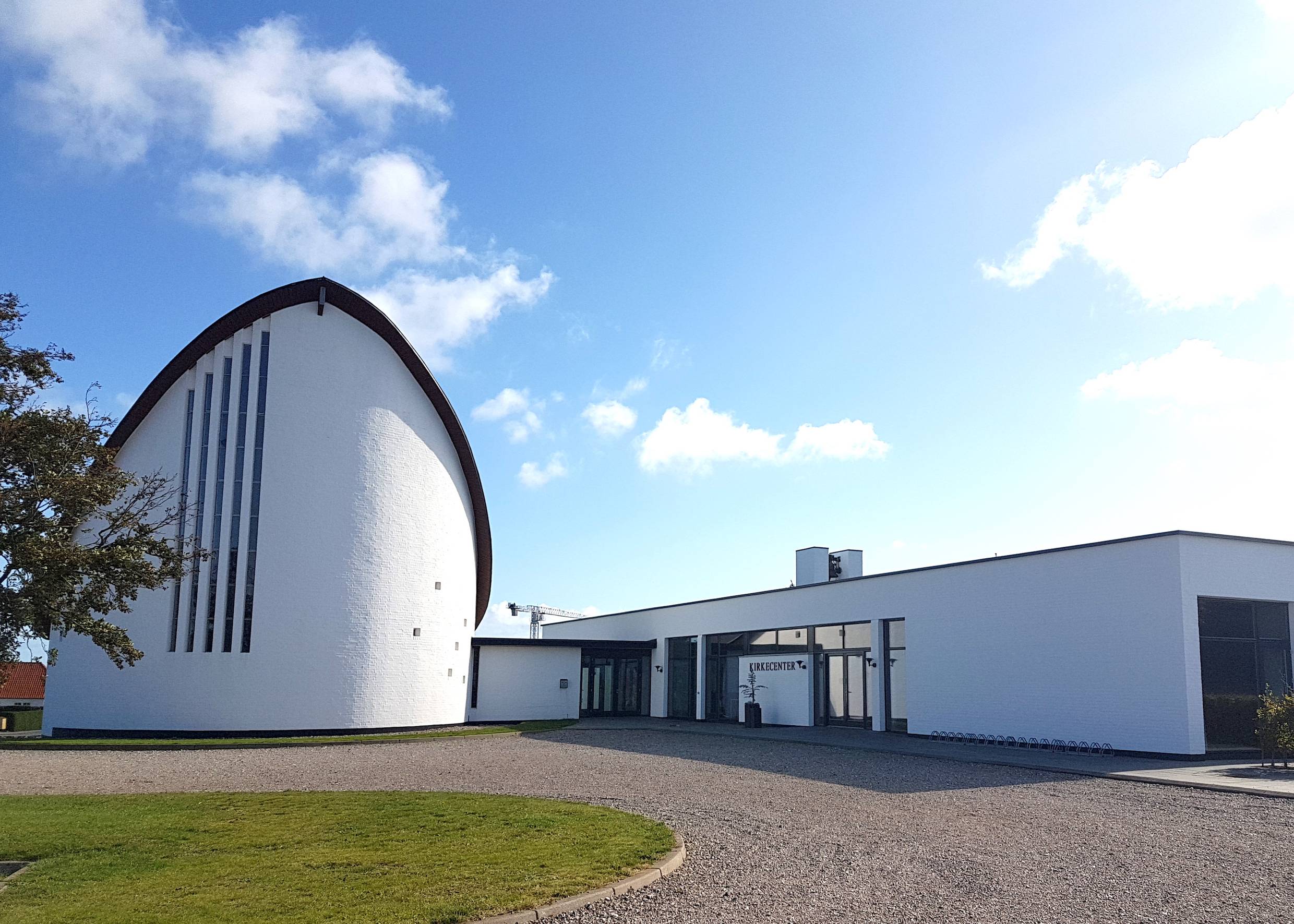 Weiße Kirche mit ungewöhnlicher Dachkonstruktion