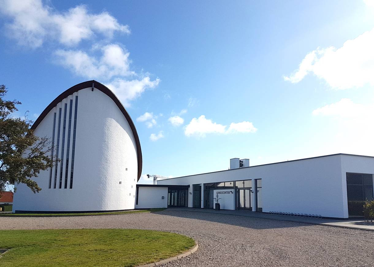 Weiße Kirche mit ungewöhnlicher Dachkonstruktion