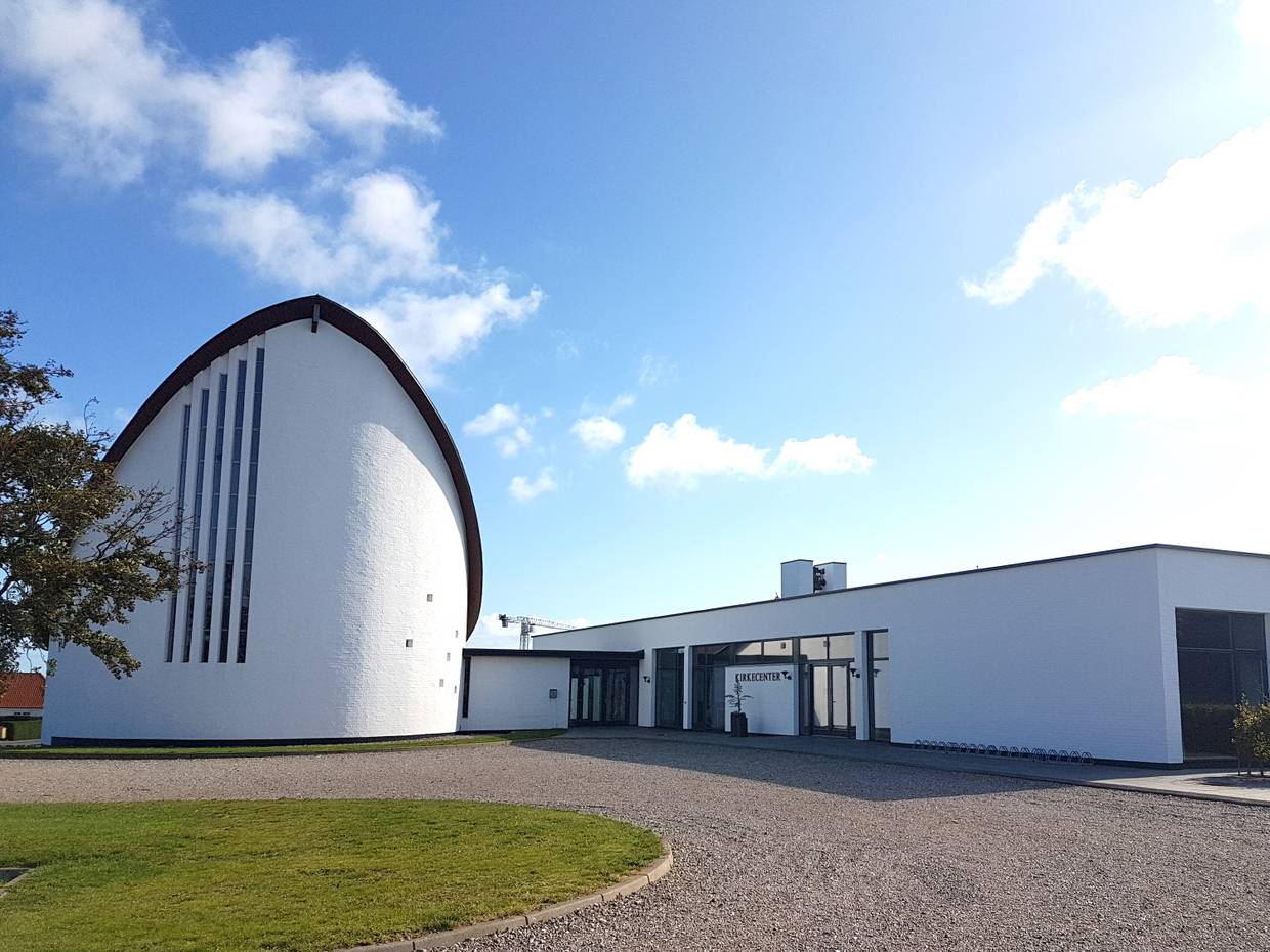 Weiße Kirche mit ungewöhnlicher Dachkonstruktion