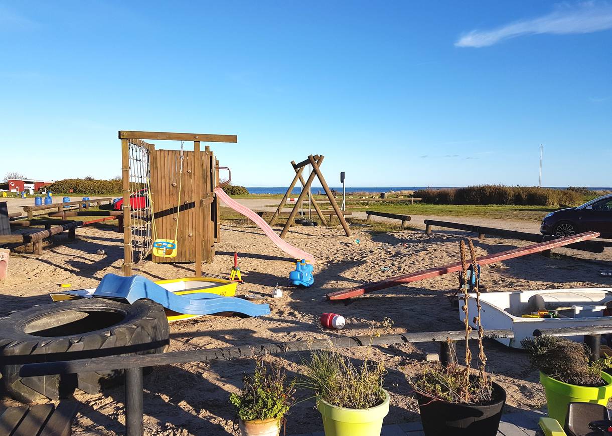 Spielplätze mit ziemlich viel Spielzeug in der Abendsonne