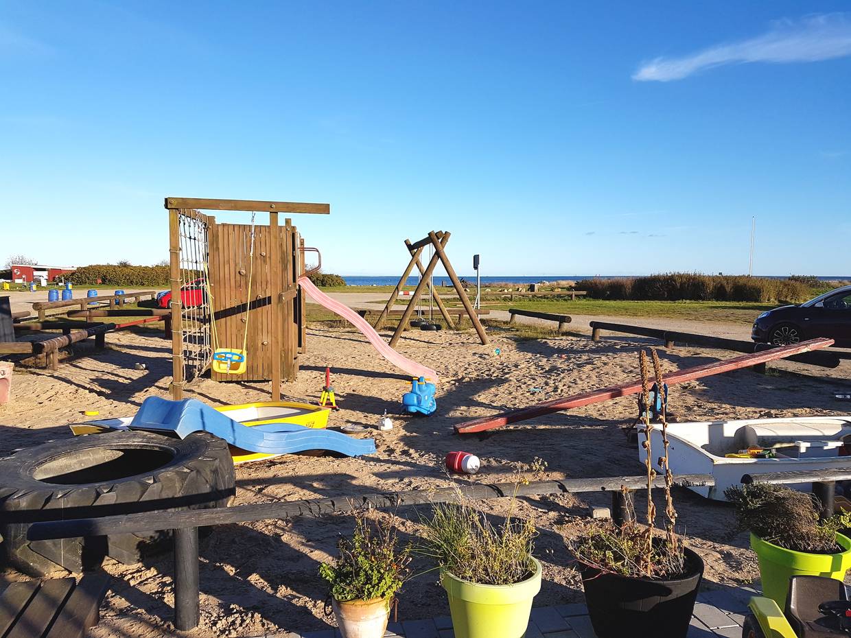 Spielplätze mit ziemlich viel Spielzeug in der Abendsonne
