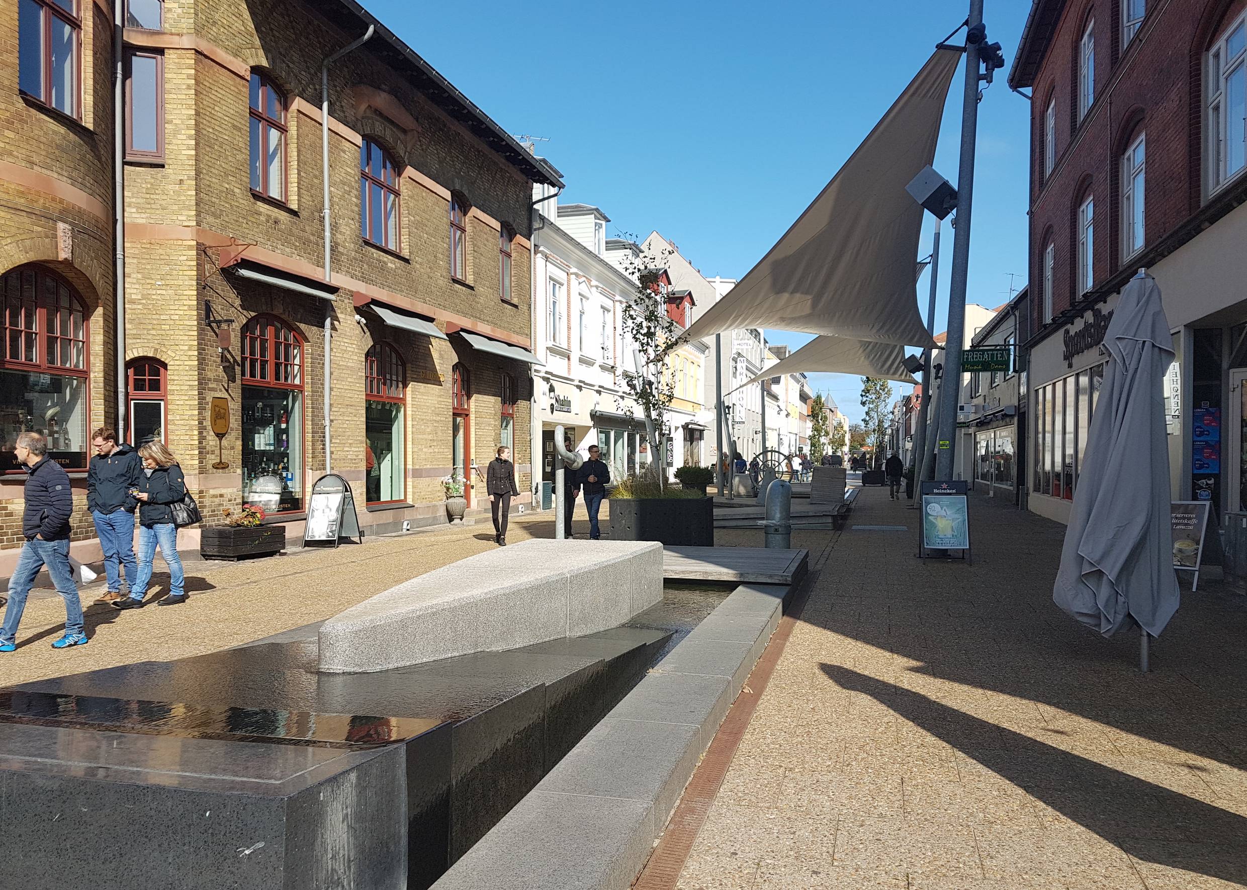 Blick in die Fußgängerzone mit einer Installation zum Spielen