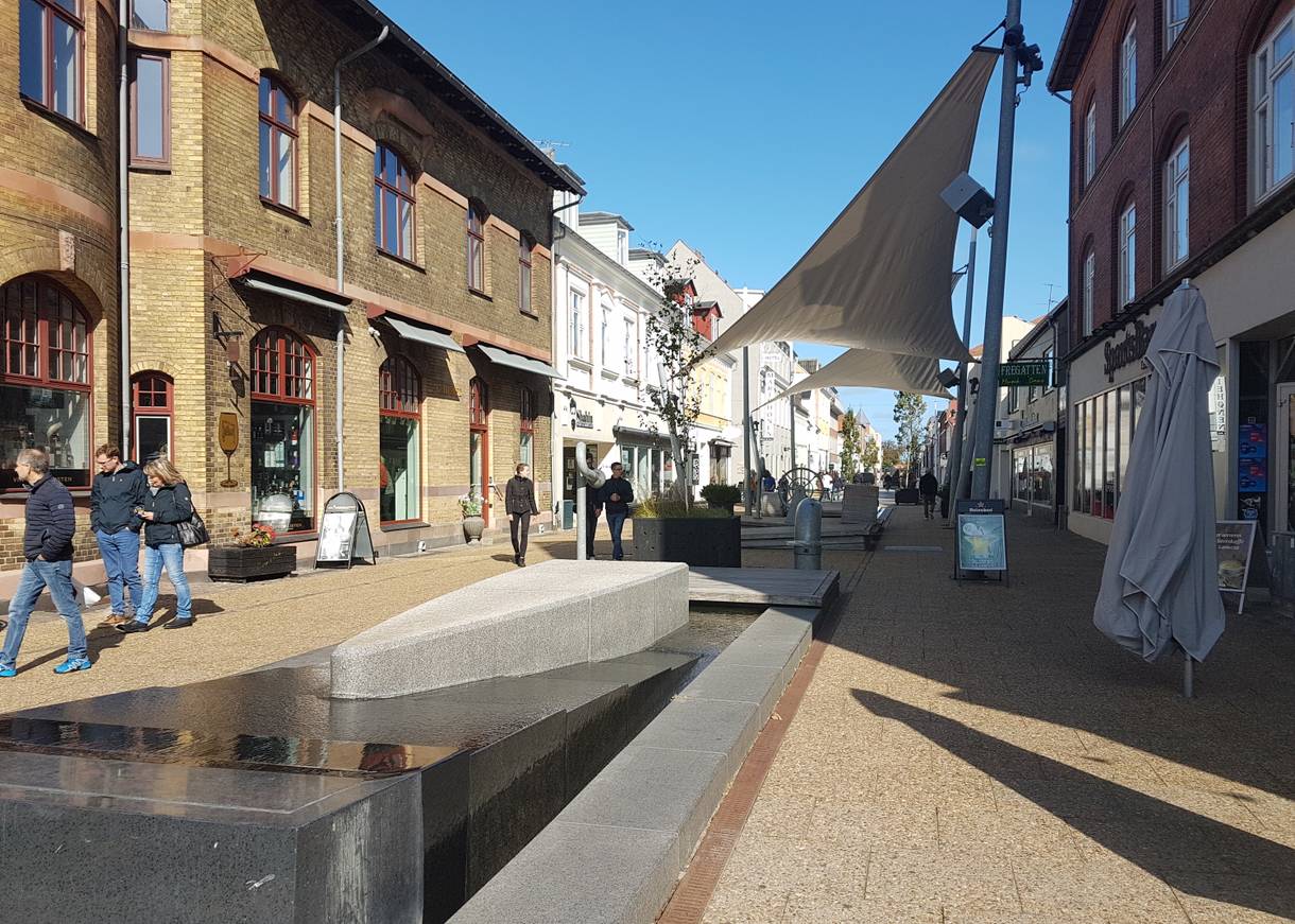 Blick in die Fußgängerzone mit einer Installation zum Spielen