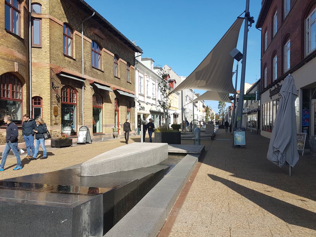 Blick in die Fußgängerzone mit einer Installation zum Spielen