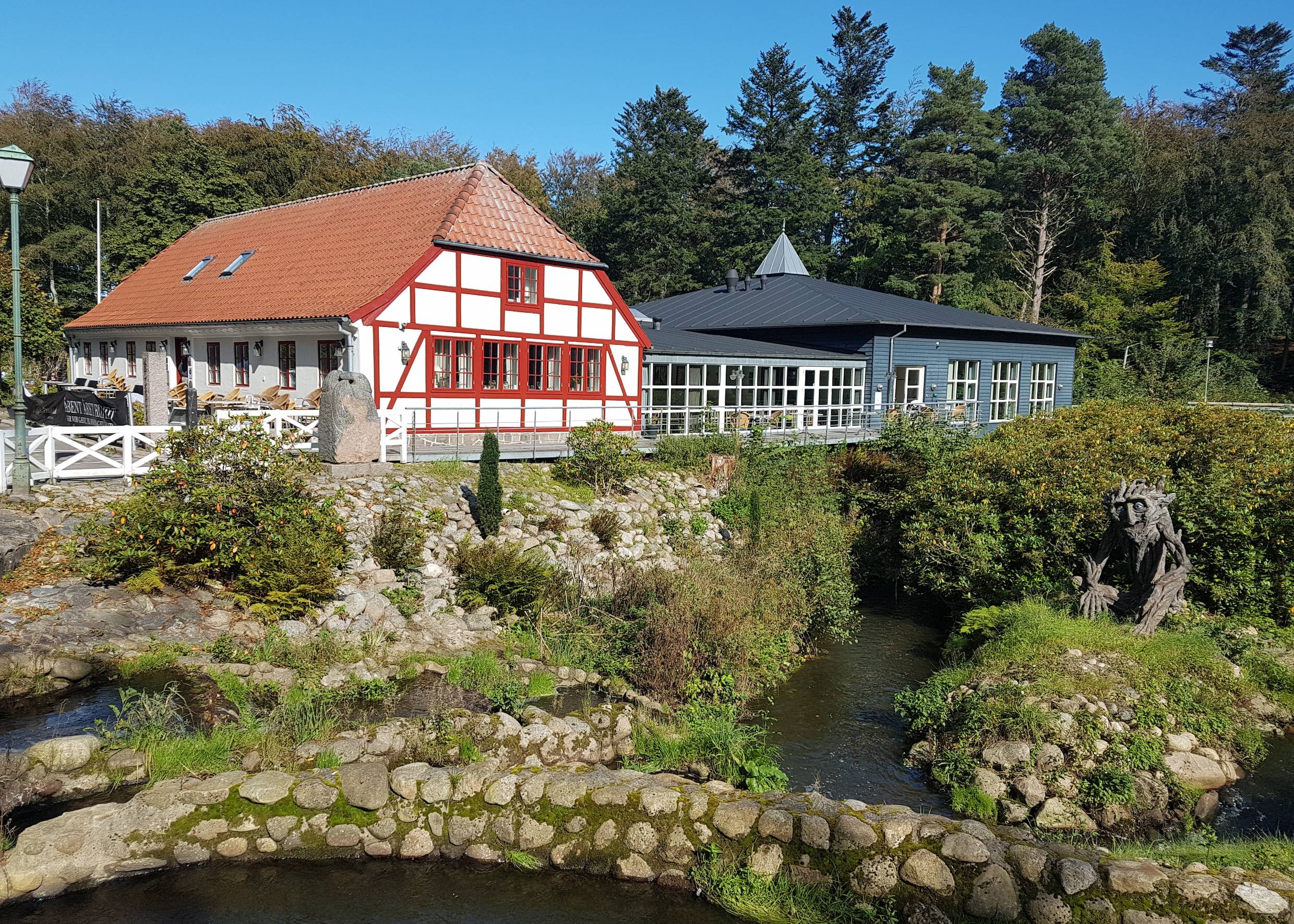 Gasthaus mit Terrasse an einem Bachlauf