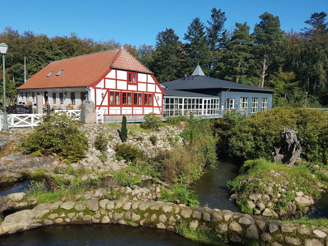 Gasthaus mit Terrasse an einem Bachlauf