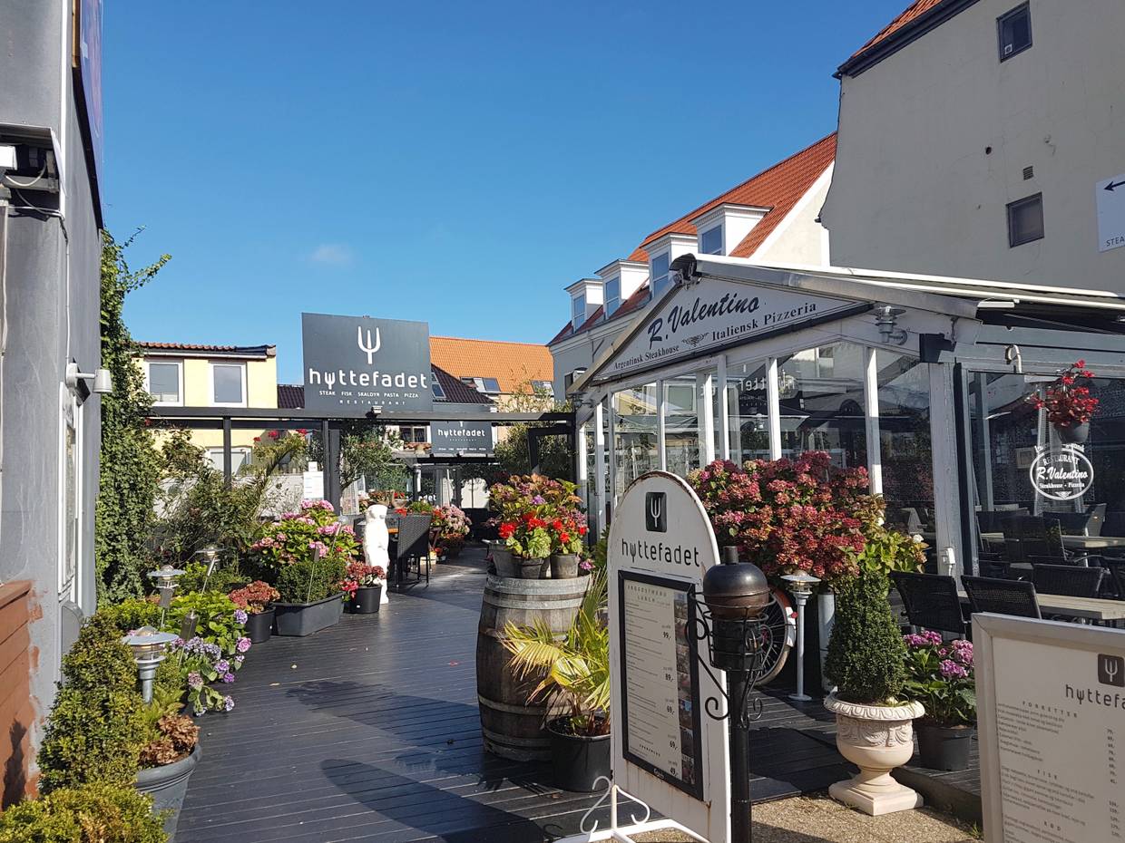 Mit sehr vielen Blumenkübeln geschmückte Restaurantterrasse