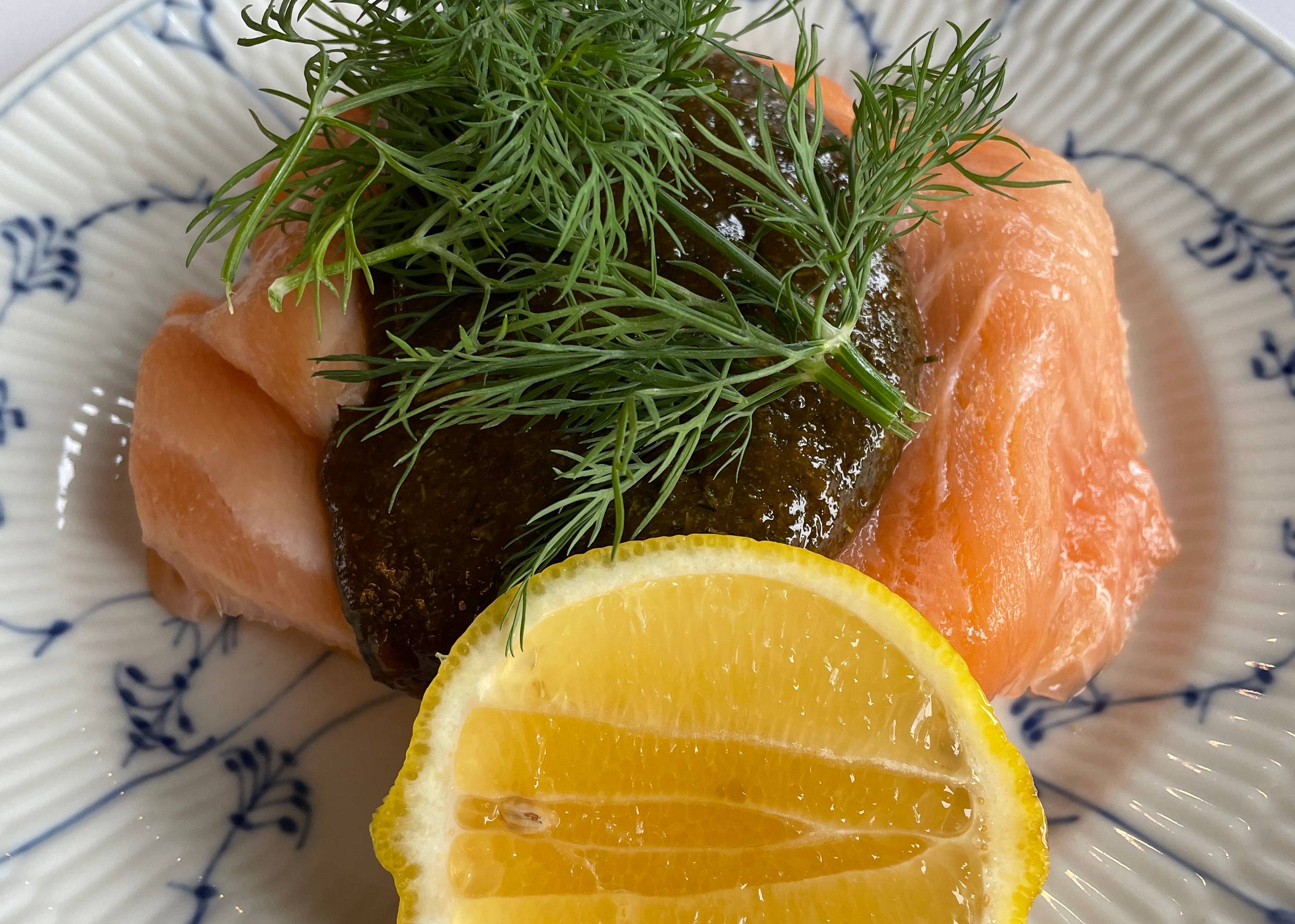 Leckeres und traditionelles smørrebrød mit Lachs und Dill
