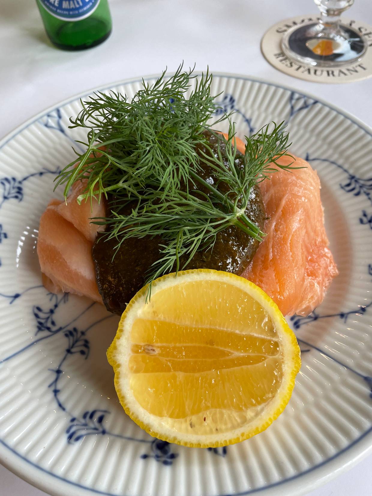 Leckeres und traditionelles smørrebrød mit Lachs und Dill