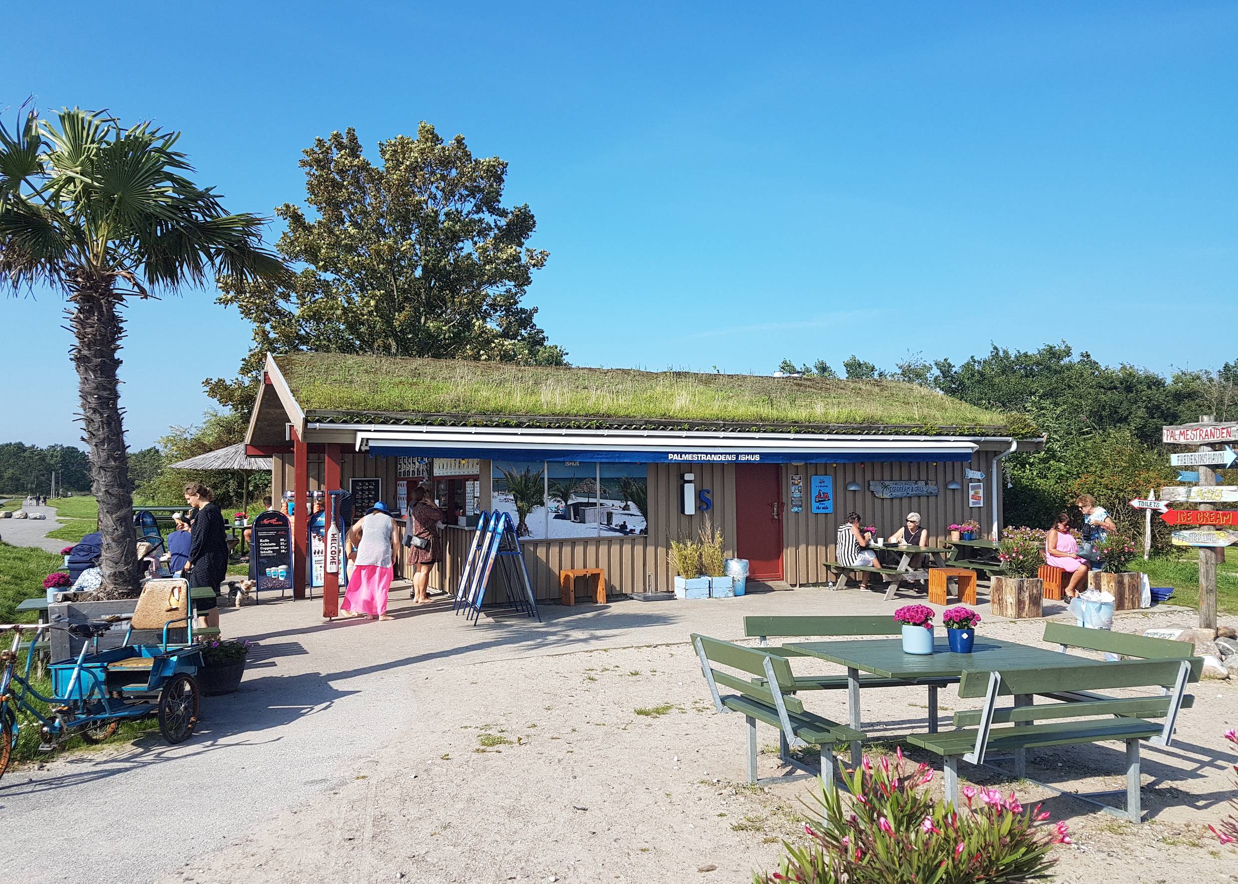 Gut besuchter Imbiss am Palmenstrand