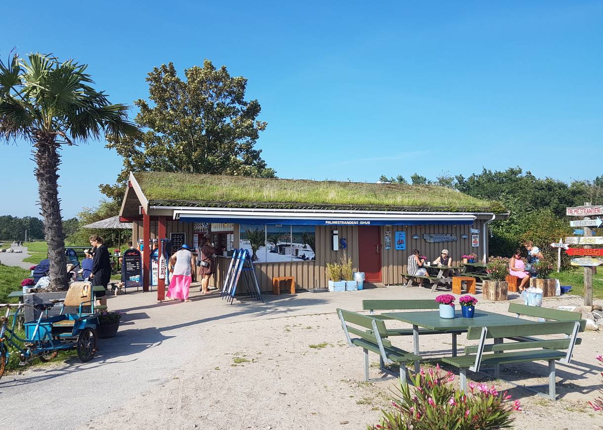 Gut besuchter Imbiss am Palmenstrand