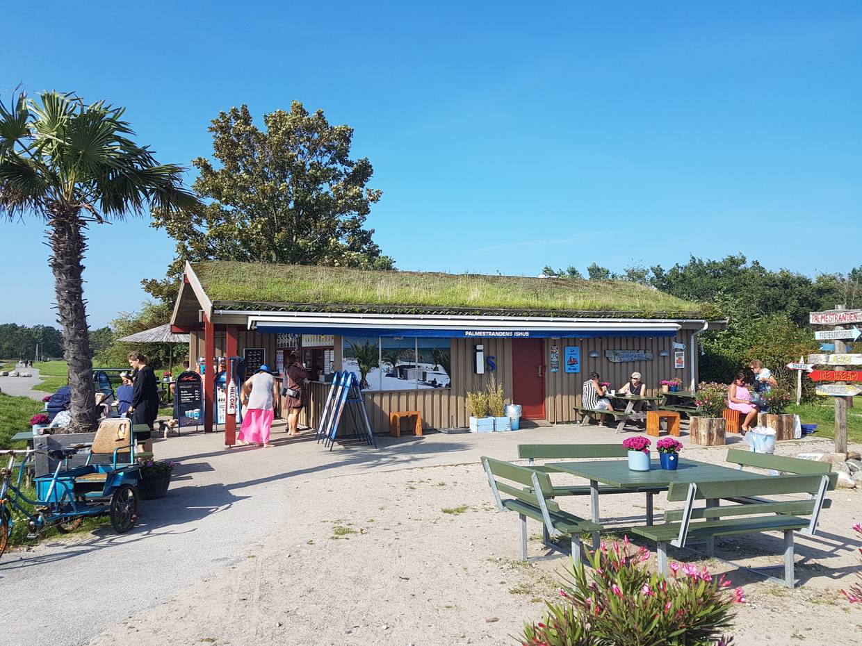 Gut besuchter Imbiss am Palmenstrand