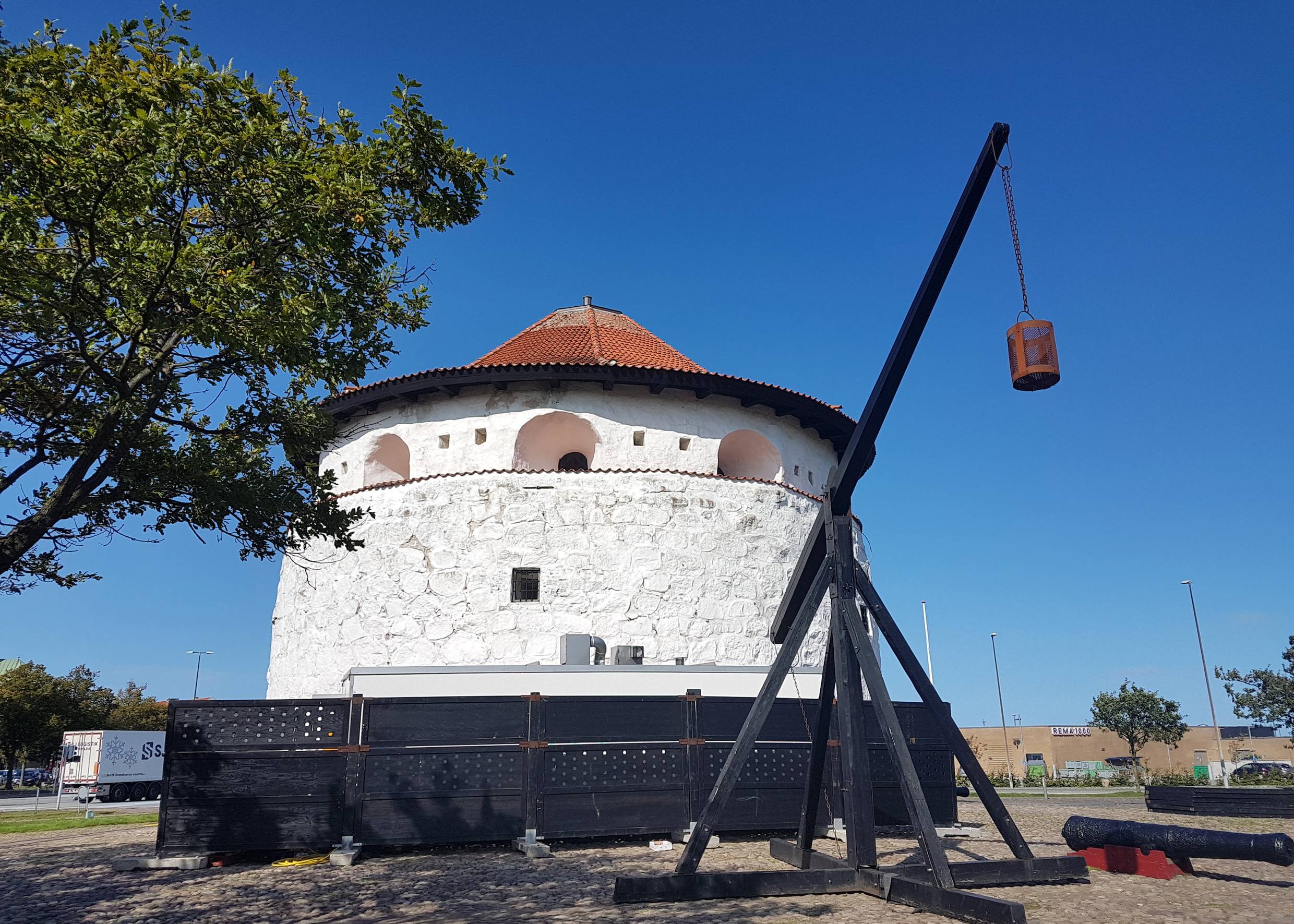 Trutziger, weißer Wehrturm