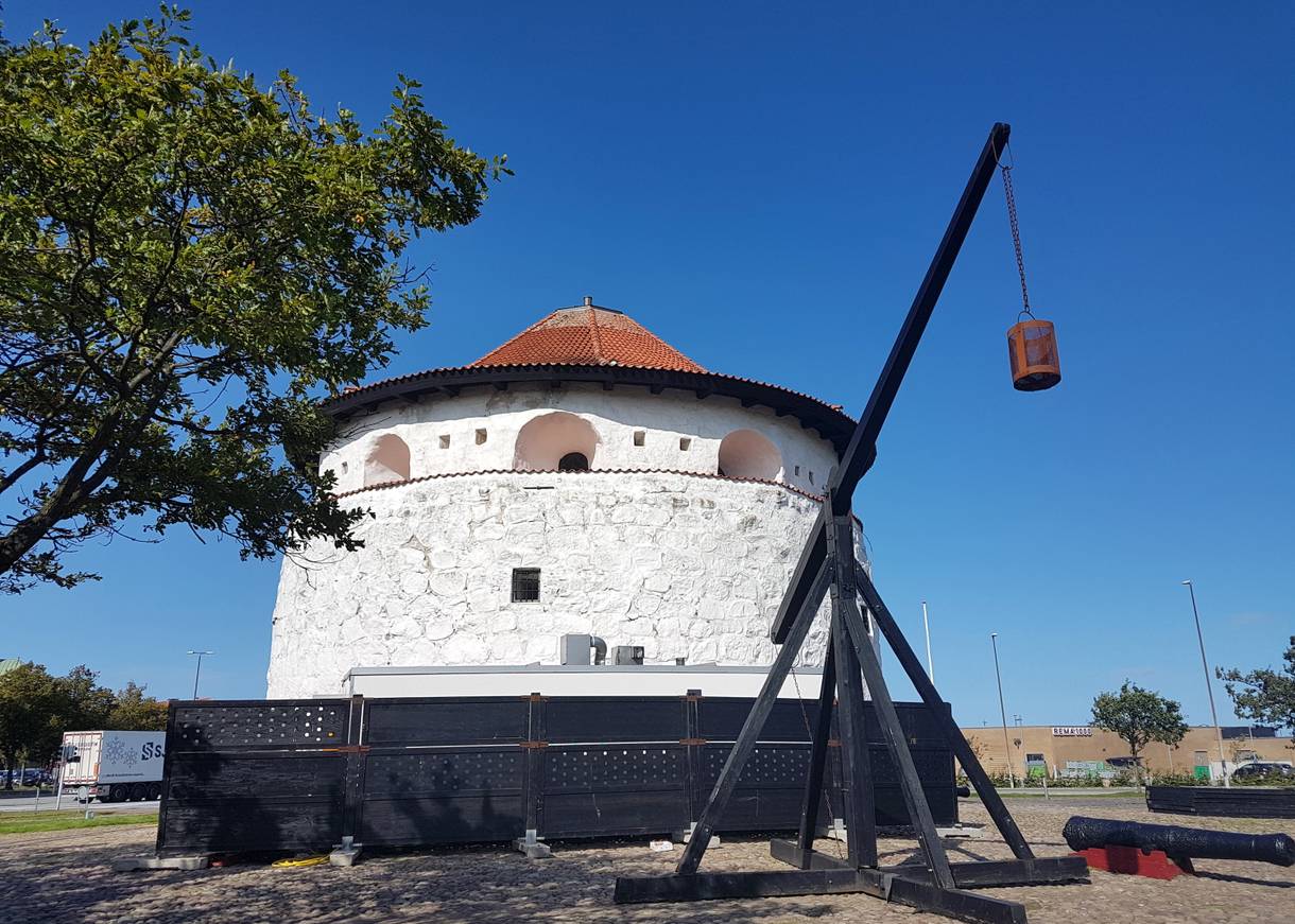 Trutziger, weißer Wehrturm