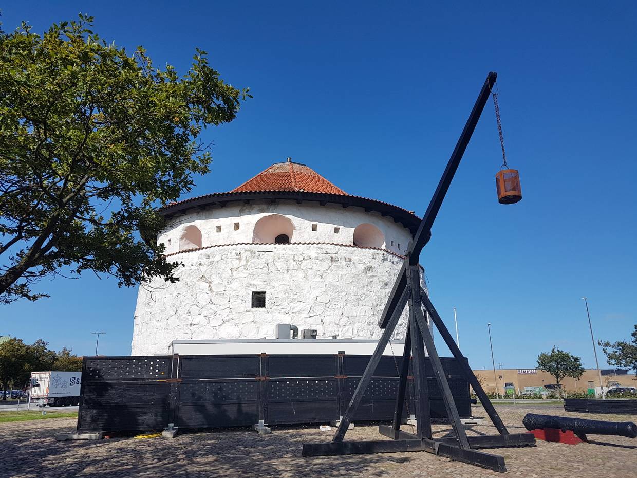 Trutziger, weißer Wehrturm