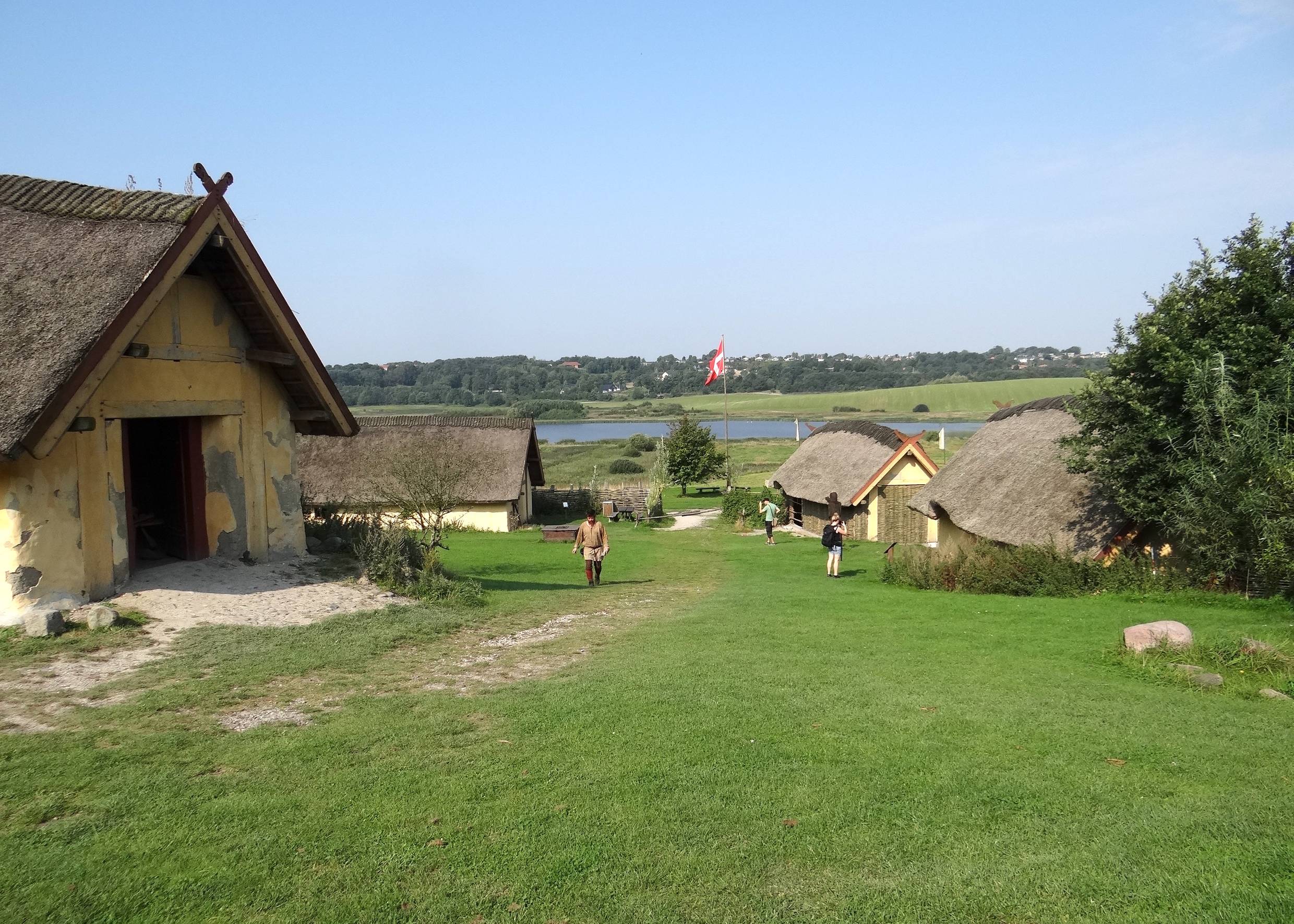 Nachgebautes Wikingerdorf auf grüner Wiese