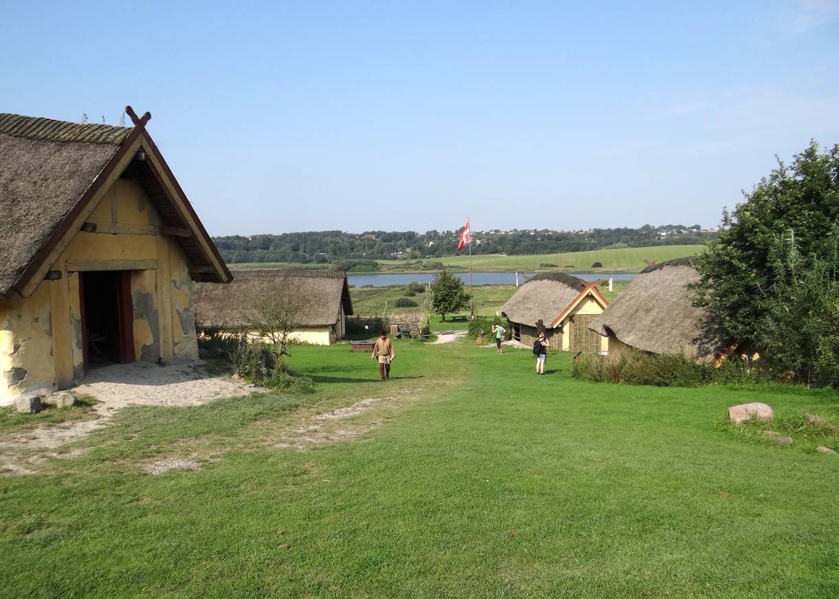 Nachgebautes Wikingerdorf auf grüner Wiese