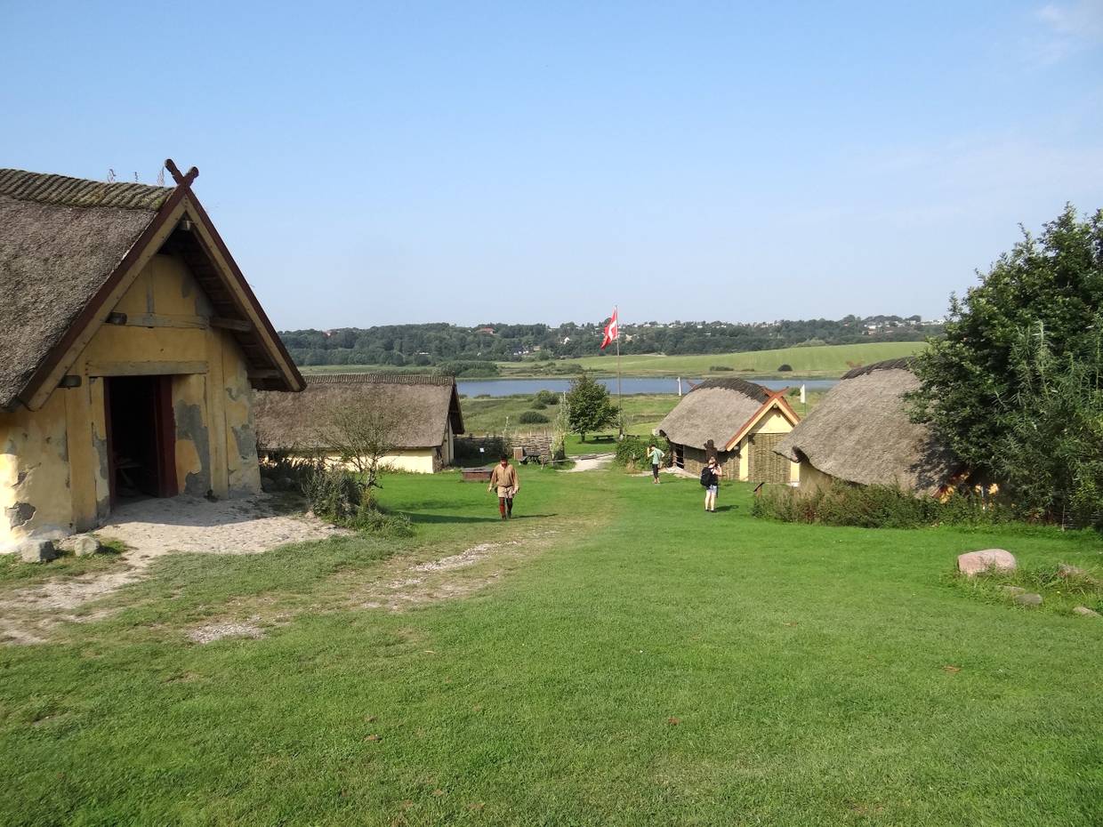Nachgebautes Wikingerdorf auf grüner Wiese