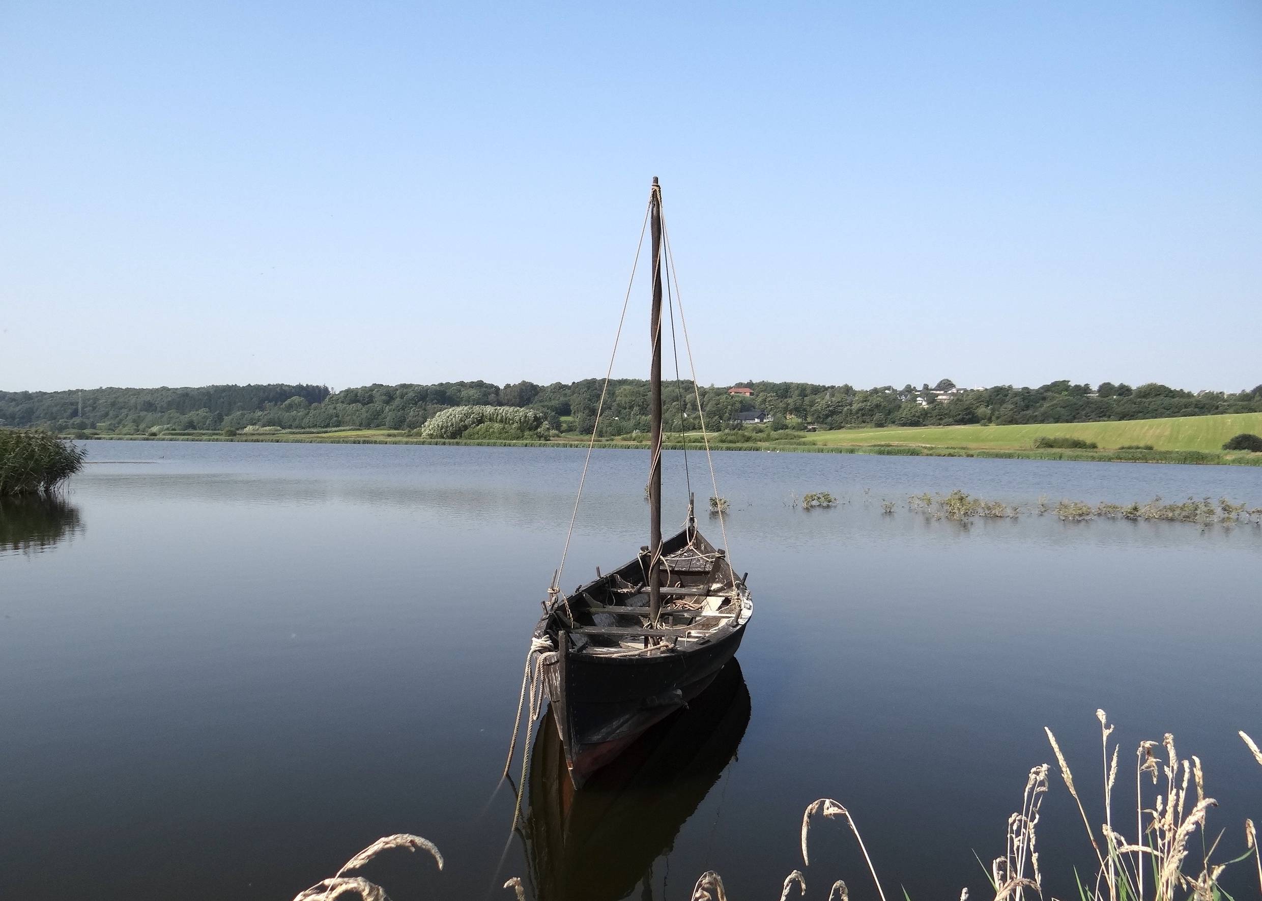 Altes Holzboot auf einem windstillen See