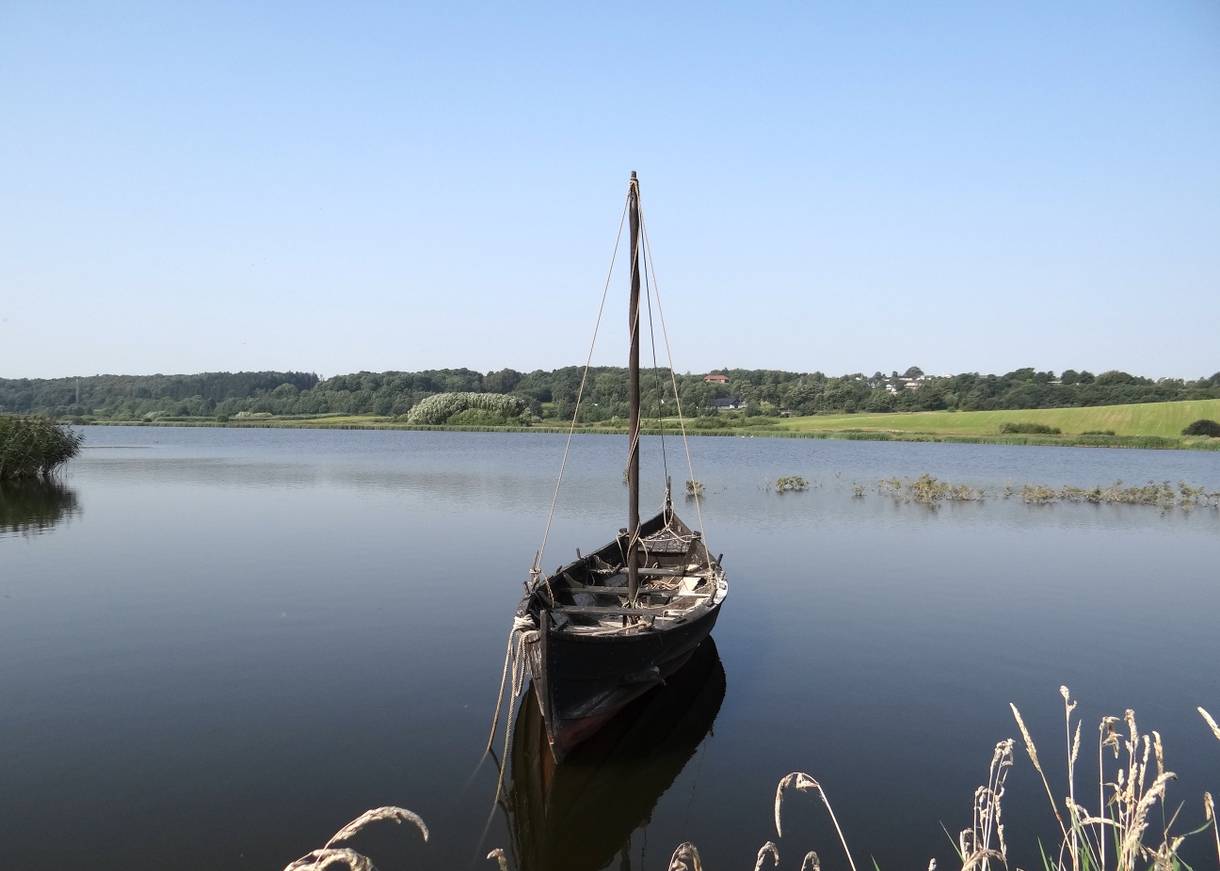 Altes Holzboot auf einem windstillen See