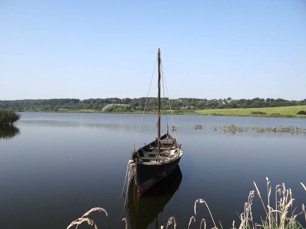 Altes Holzboot auf einem windstillen See