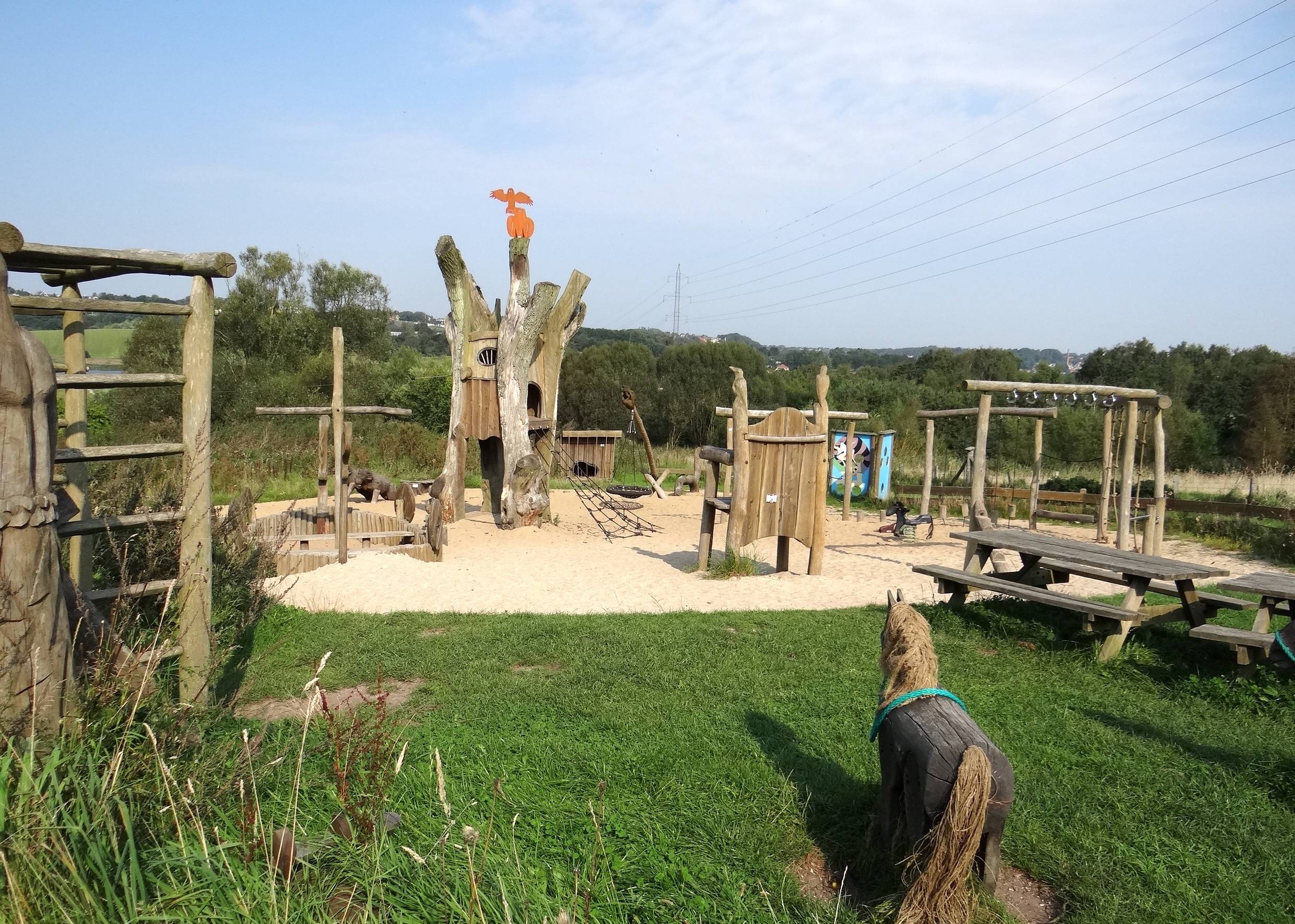 Holzklettergerüste und Picknickbänke