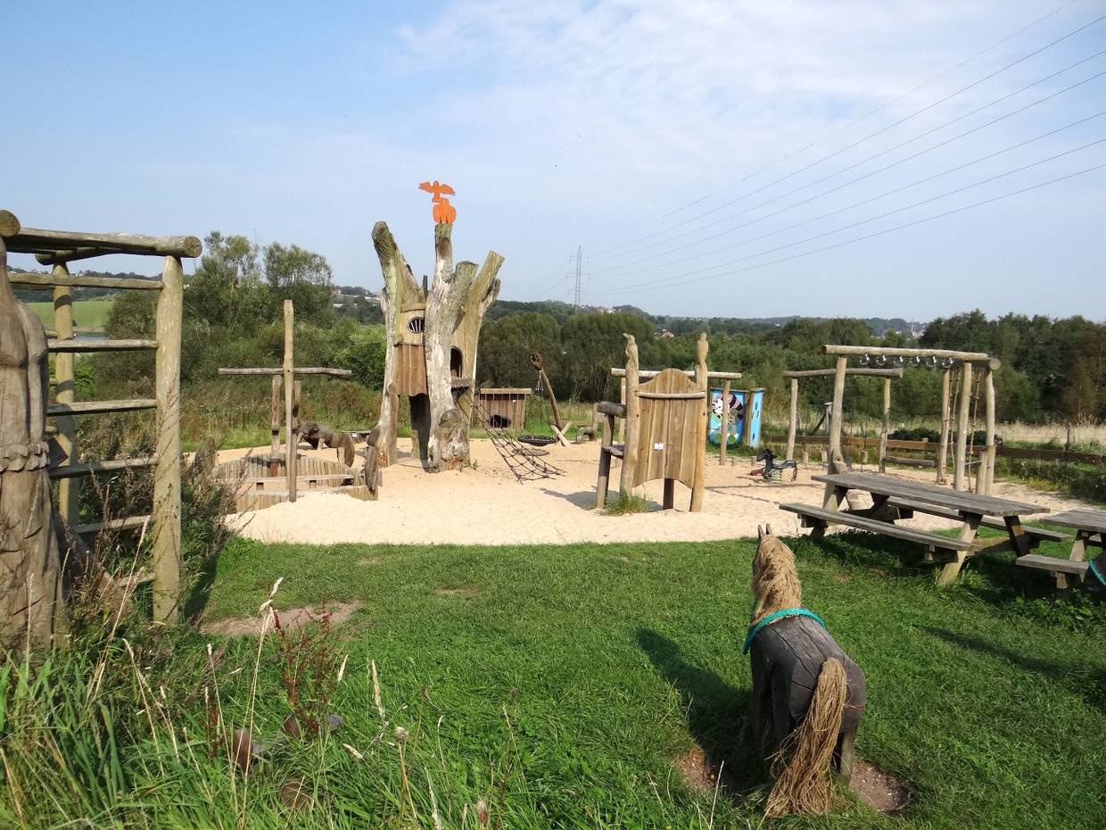 Holzklettergerüste und Picknickbänke