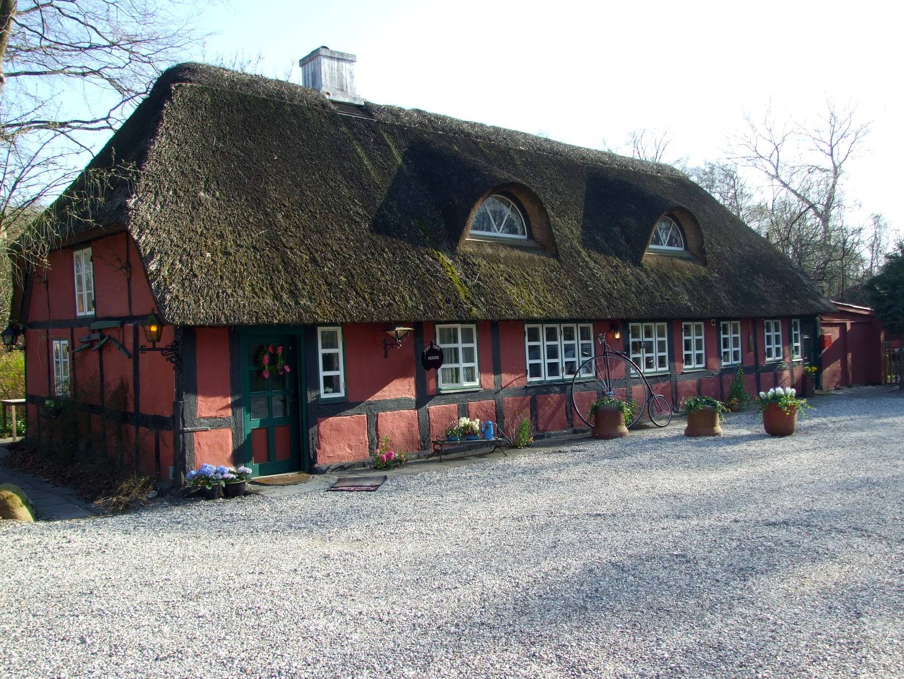 Ein rotes Fachwerkhaus mit dem Restaurant Jægerhuset