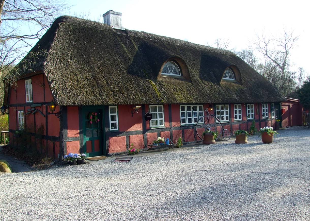 Ein rotes Fachwerkhaus mit dem Restaurant Jægerhuset