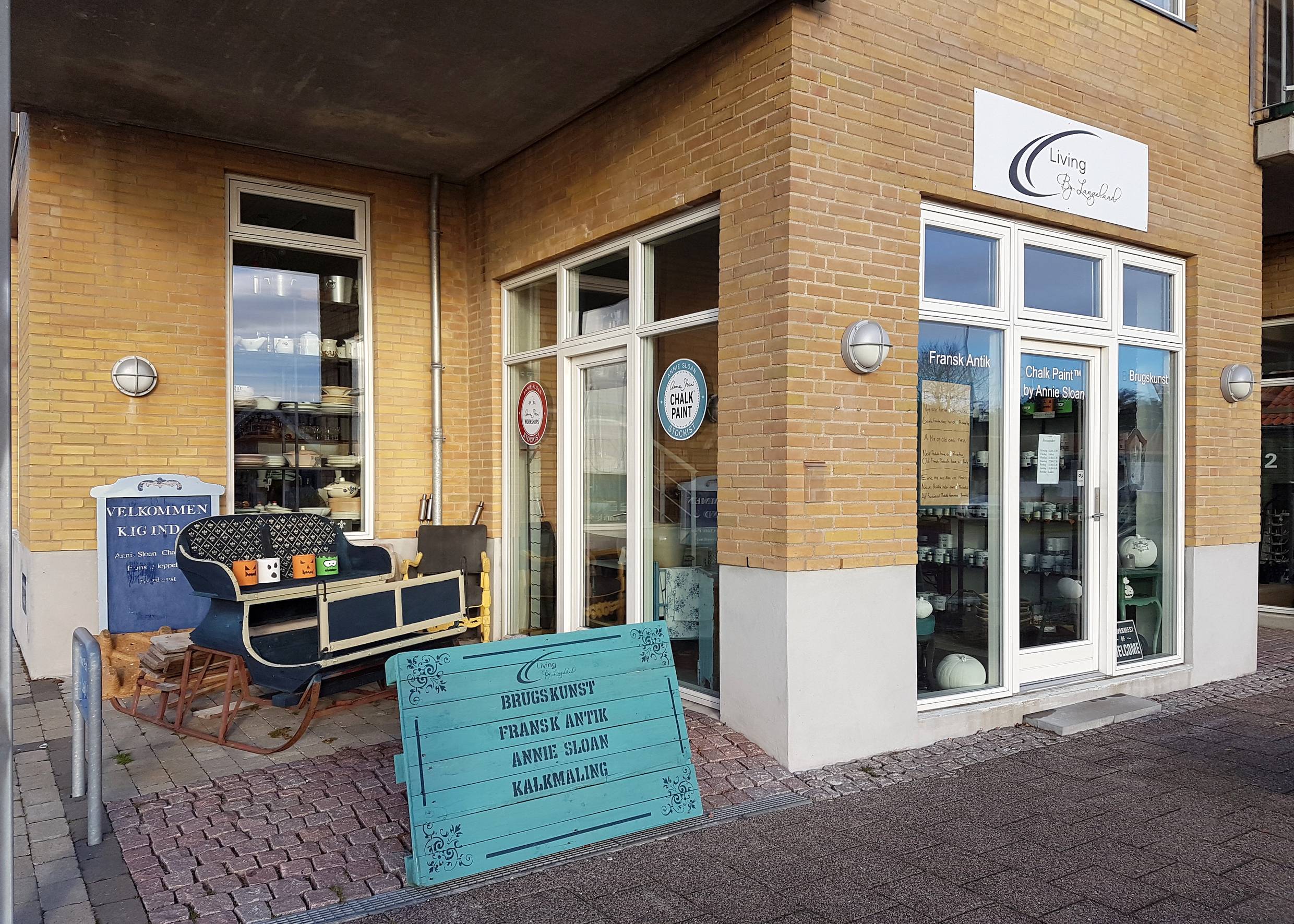 Schaufenster eines Ladens mit Dekorationen und Antiquitäten