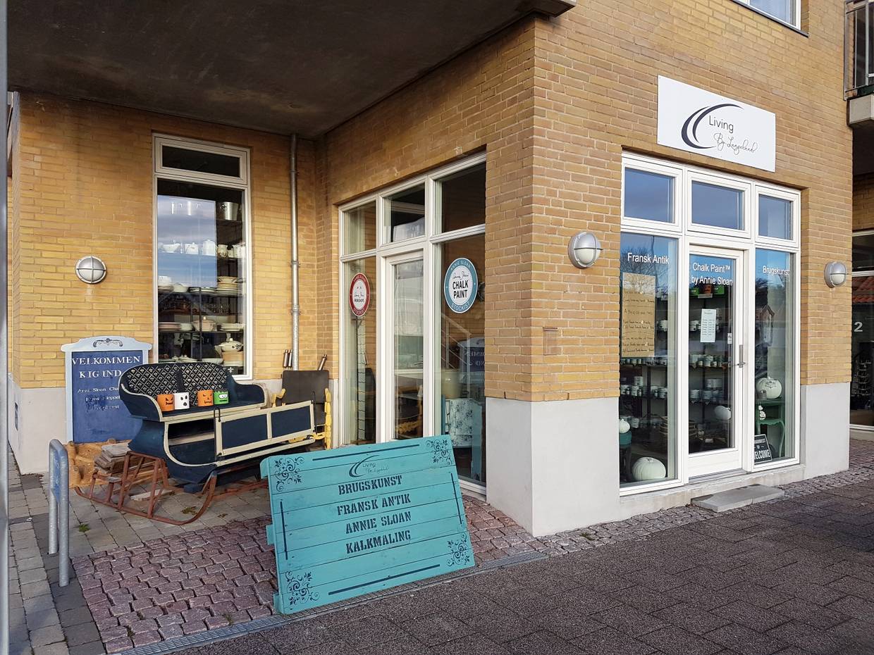 Schaufenster eines Ladens mit Dekorationen und Antiquitäten