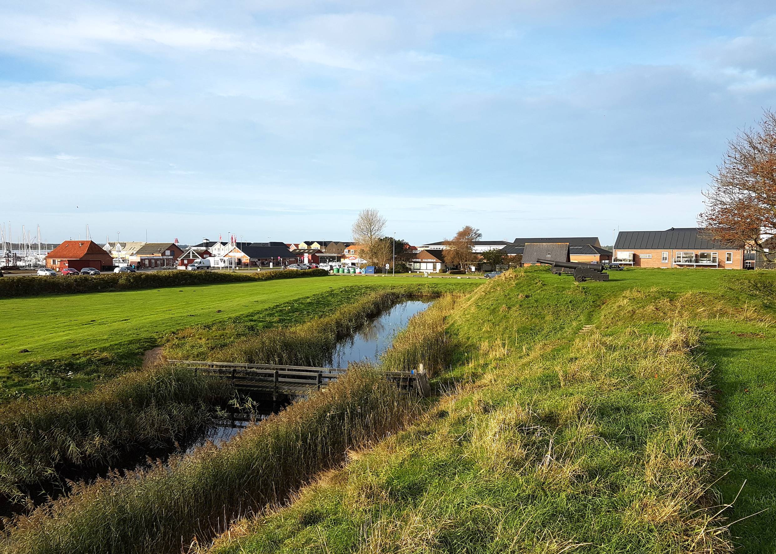 Blick über einen Wassergraben auf das Hafestädtchen Hals