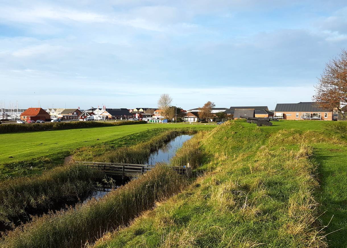 Blick über einen Wassergraben auf das Hafestädtchen Hals