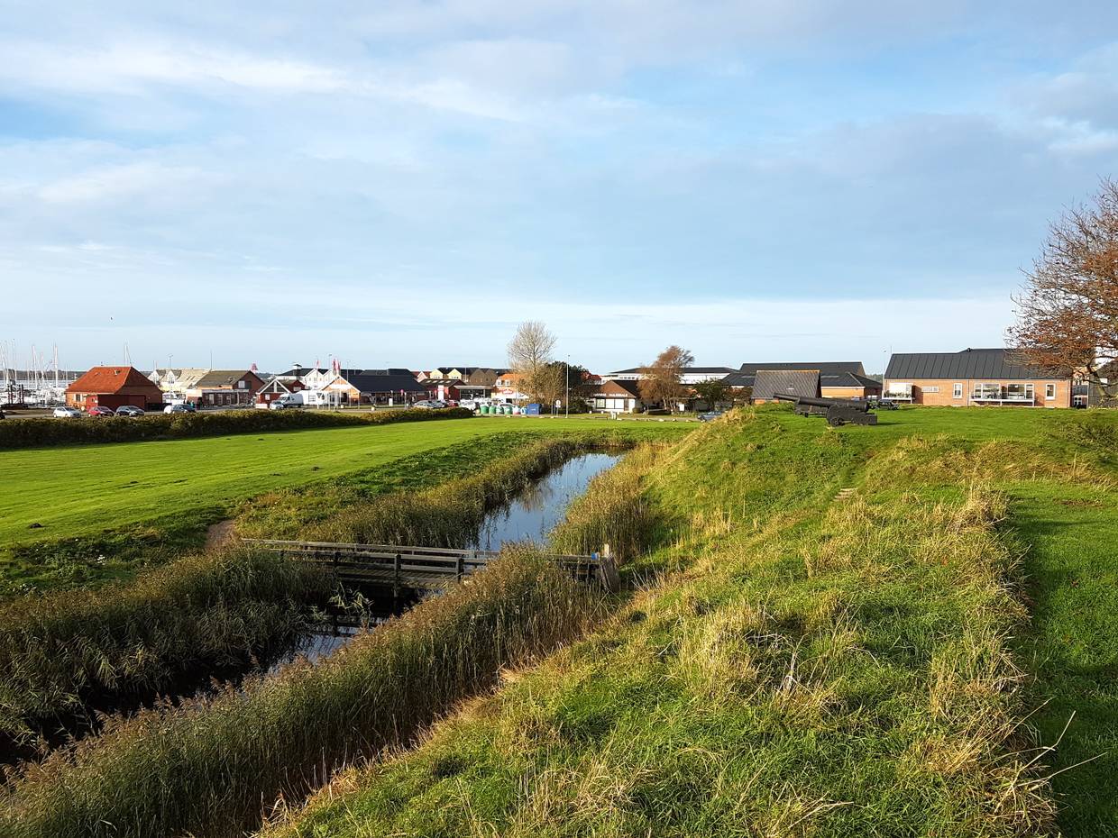 Blick über einen Wassergraben auf das Hafestädtchen Hals