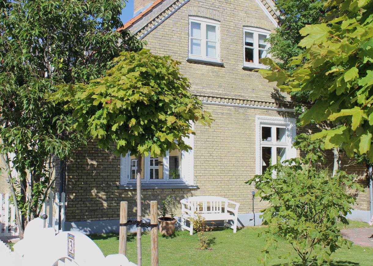 Holzbank für einem Wohnhaus in Hals