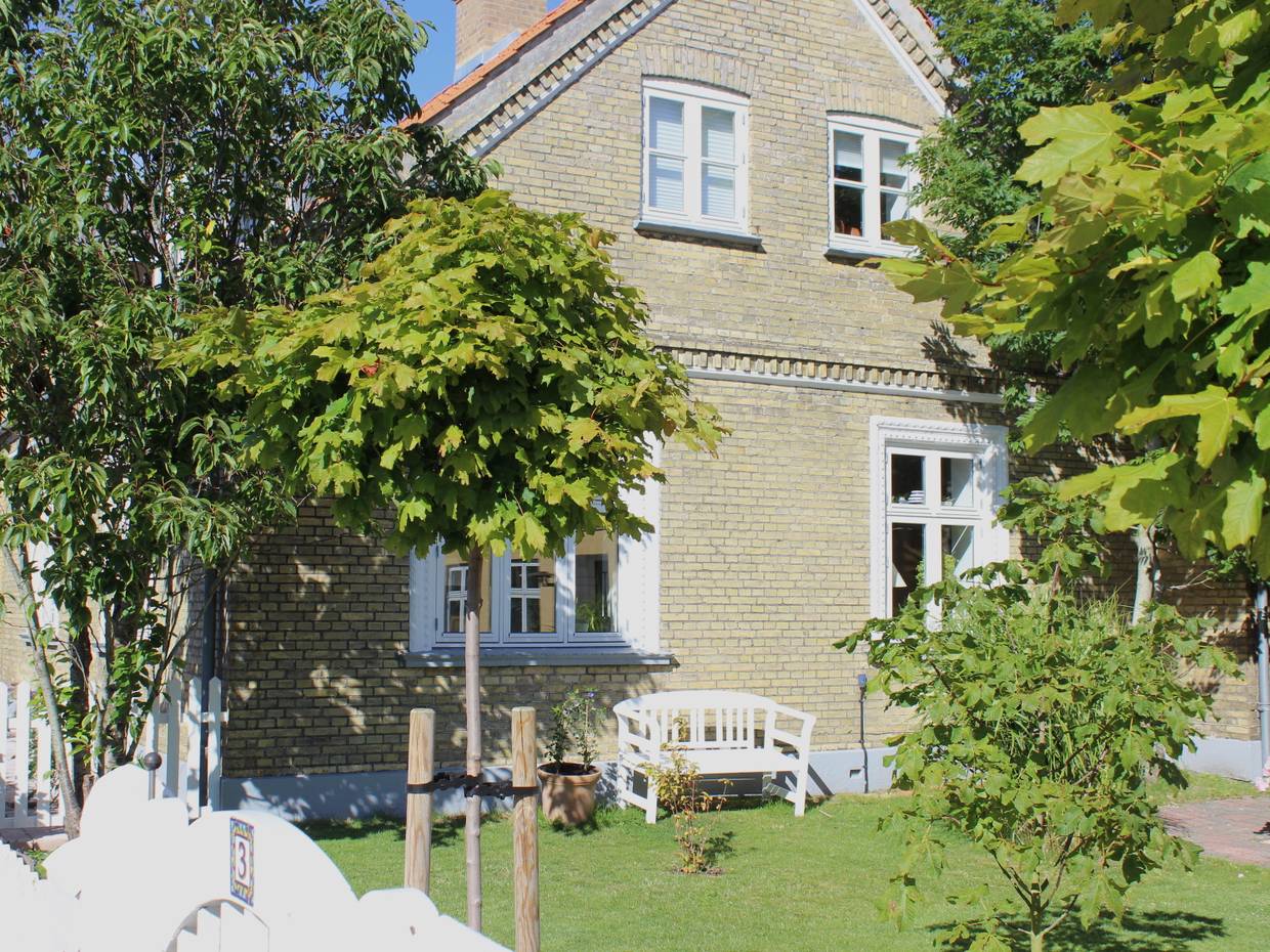 Holzbank für einem Wohnhaus in Hals