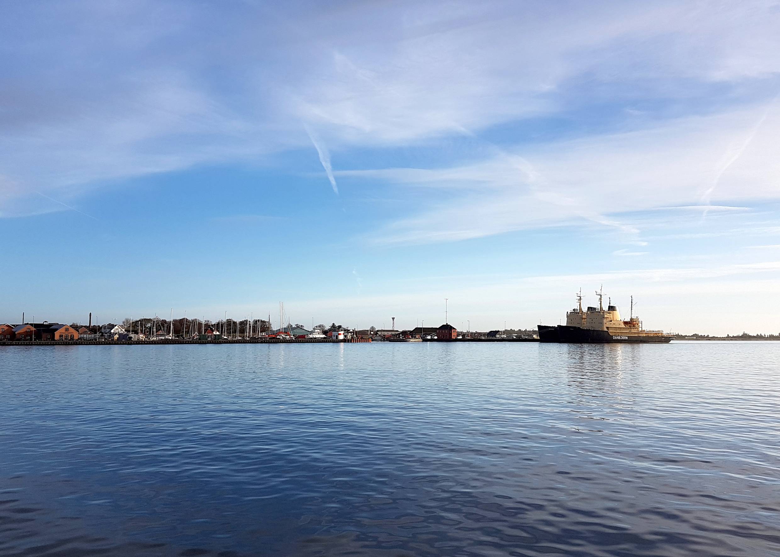Blick über den Limfjord auf den Hafen von Hals