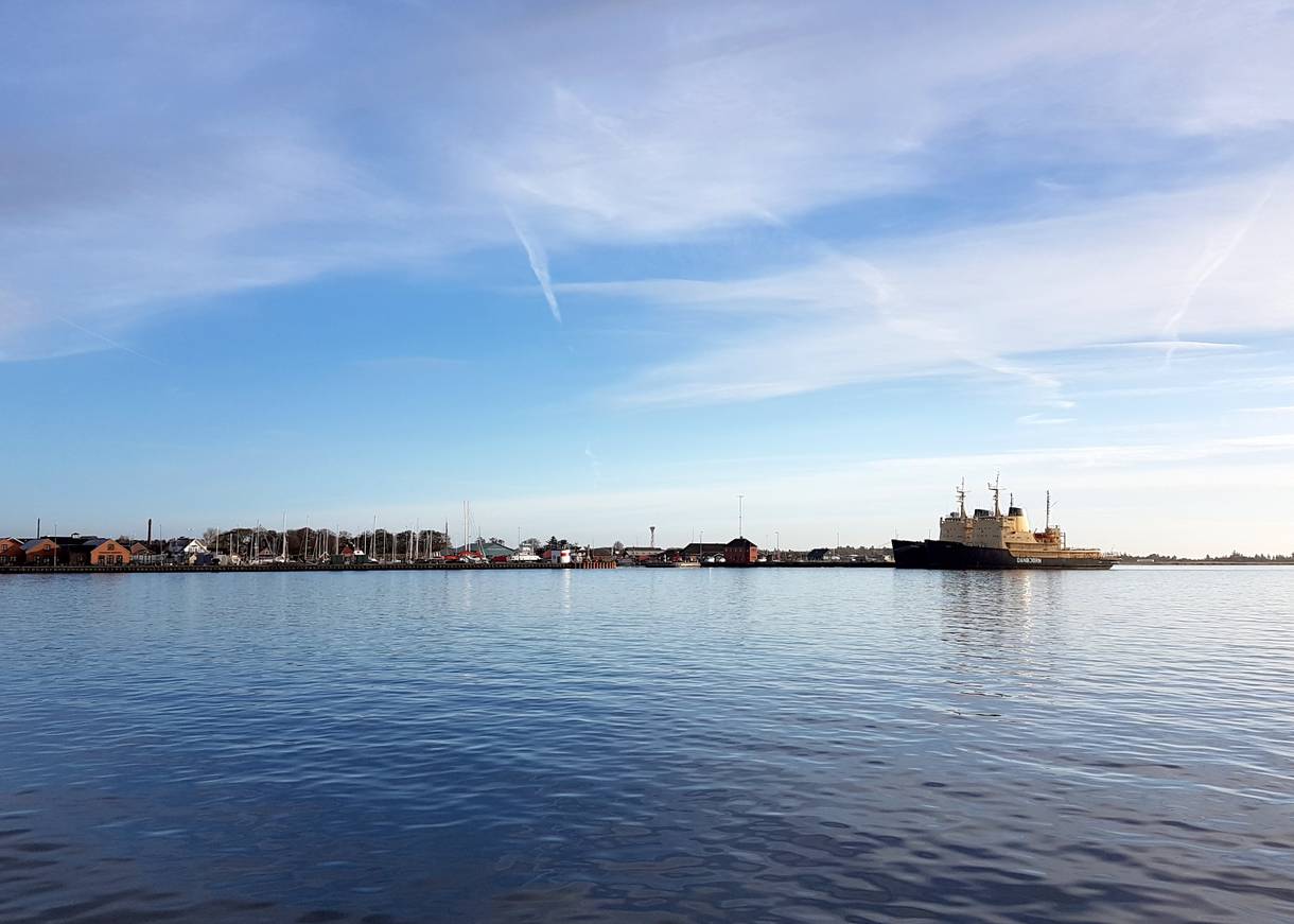 Blick über den Limfjord auf den Hafen von Hals