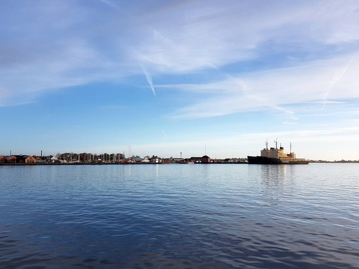 Blick über den Limfjord auf den Hafen von Hals